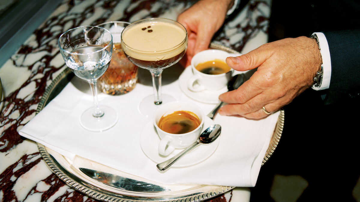 Un camarero sirviendo bebidas
