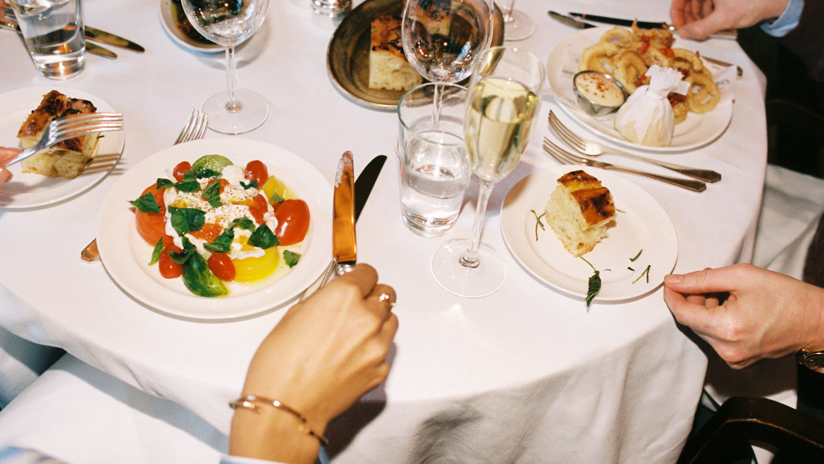 Invitados sentados a una mesa comiendo